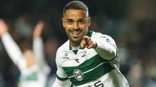 Coritiba vence com brilho de atacante e assume a liderança da Série B