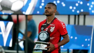 Fica, Nikão! Jogadores fazem coro por permanência do ídolo no Athletico