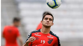 Ex-Athletico desabafa, dispara contra ex-clube e anuncia aposentadoria aos 26 anos