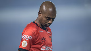 Fernandinho defende goleiro Bento após falha em gol do Corinthians
