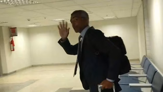 Ex-jogador e senador Romário sofre escracho em aeroporto; veja o vídeo