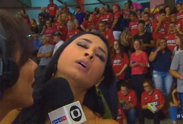 Jaqueline desaba em frente ao microfone
