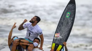 Ítalo Ferreira faz história no Japão e conquista medalha de ouro no surfe