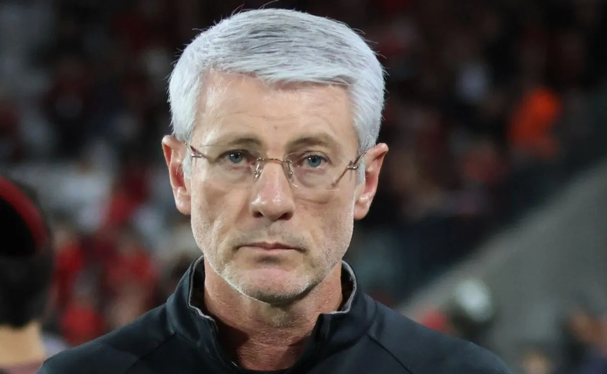 Odair Hellmann no comando do Athletico.
