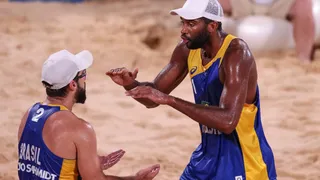 Evandro e Bruno Schmidt derrotam poloneses e seguem invictos