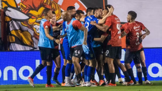 Athletico ganha do Vitória e do fantasma de Cuca