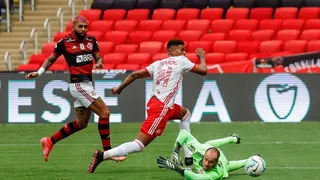 Flamengo bate o Inter e depende só de si para ser bicampeão brasileiro