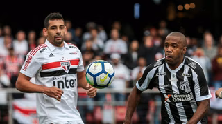 Rejeição à bola é sintoma do futebol pobre jogado no Brasil