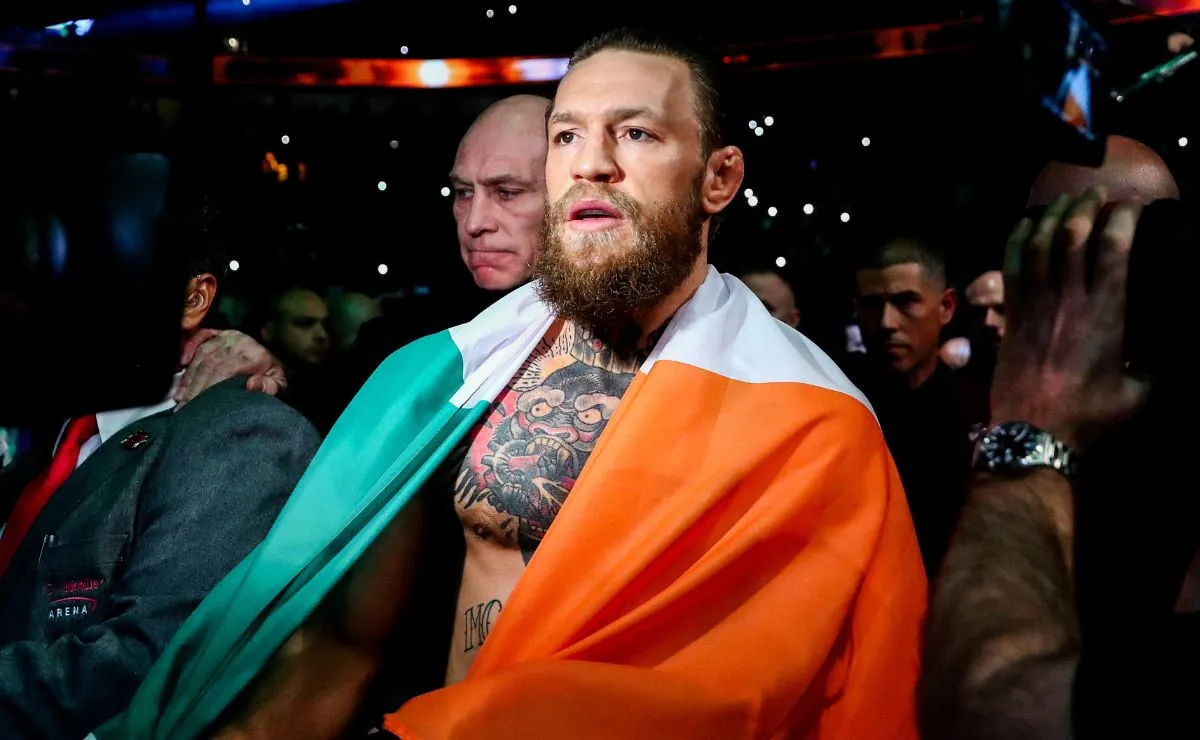 Conor McGregor caminha em direção ao octógono antes de luta do UFC, em 2020.