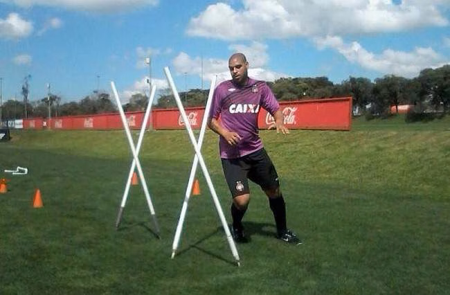 Adriano treina no CT do Caju: atacante será o reforço do Furacão na Libertadores (Foto: Facebook Adriano Imperador)