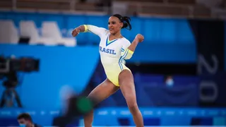 Ao som de ‘Baile de Favela’, Rebeca Andrade luta pelo pódio na ginástica