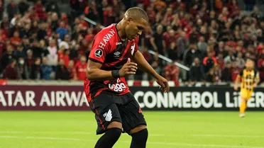 Vice da Libertadores com o Athletico retoma carreira com destaque no Vietnã