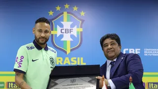 Neymar se faz presente do hotel ao vestiário e até aparta briga na seleção