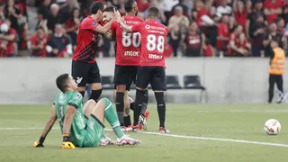 Athletico diverte-se na Baixada com gols e idolatria