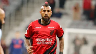Ovacionado pela torcida, Arturo Vidal estreia no Athletico e cutuca Sampaoli