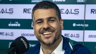 CEO do Coritiba fala em atraso do Atlético-MG e revela  admiração por Petraglia: “Dá a cara a tapa”