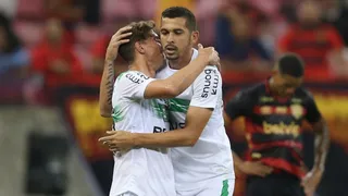 Coritiba se acerta com defensor e fecha acordo em definitivo