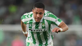Vitor Roque se despede do Betis e aguarda acerto com o Barcelona para voltar ao Brasil