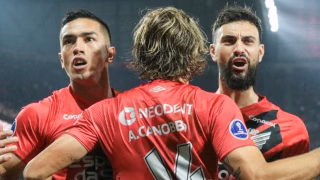 Athletico negocia troca de atacante por destaque de time da Série A