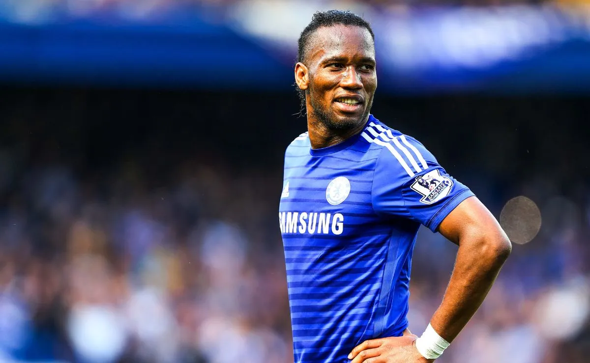 Didier Drogba em ação pelo Chelsea durante partida da Premier League.