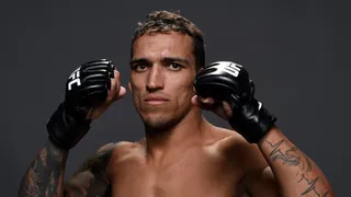 Charles do Bronx tem luta marcada para retomar caminho por cinturão do UFC