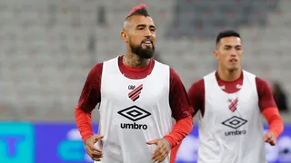 Vidal volta ao Athletico para reta final recuperação, mas tem futuro incerto