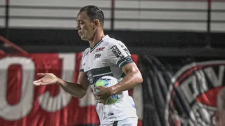 Fora dos planos do Coritiba, Ricardo Oliveira marca na despedida da Série A