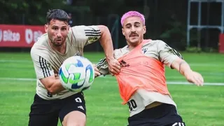 Volante do São Paulo pede respeito após pintar o cabelo de rosa