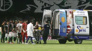 Jogadores de Coritiba e Operário deixam Couto Pereira de ambulância