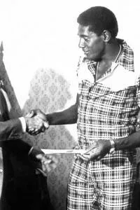 O goleiro com a melhor vestimenta que se poderia encontrar nos anos 70. 