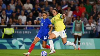 Seleção brasileira surpreende anfitriã França e avança às semifinais