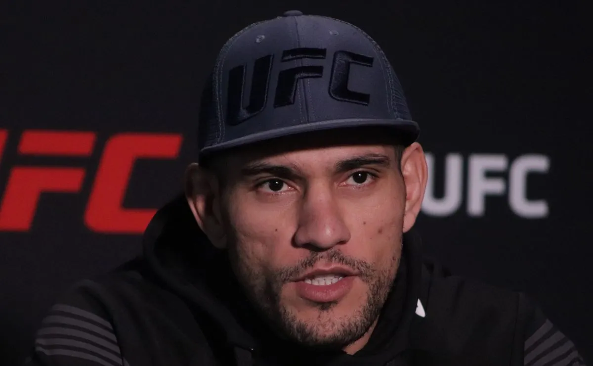 Alex Poatan durante entrevista coletiva antes de luta no UFC