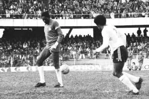 Jairo observa a saída de bola num Atletiba de 78. Naquela época, calção era quase sunga.