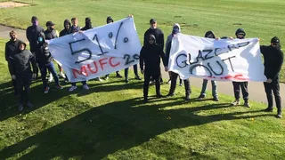 Torcedores do Manchester United invadem CT e protestam contra os donos do clube