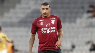 Atacante é afastado do elenco do Athletico por indisciplina