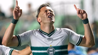 Decisivo, meia do Coritiba comemora gols e revela trabalho extracampo
