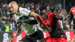 Com um jogador a menos, líder Coritiba segura Athletico e complica rival na Série B
