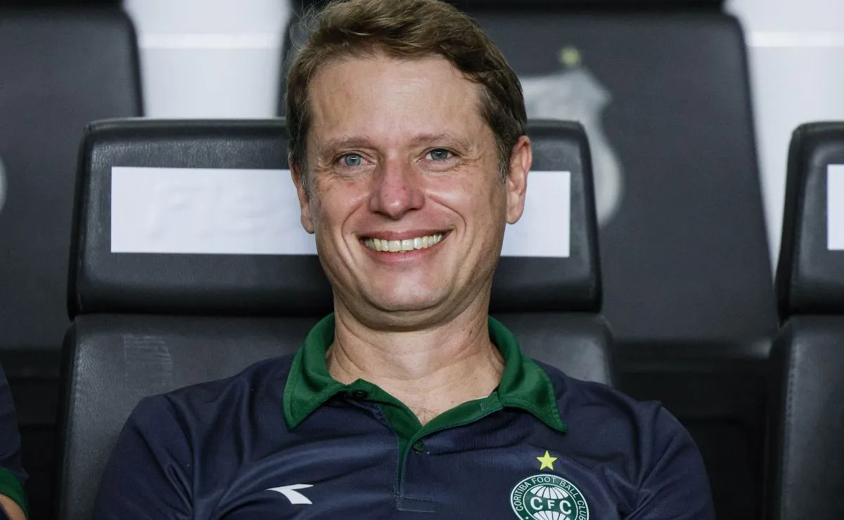 Fernando Seabra, técnico do Coritiba, sorrindo durante partida da equipe