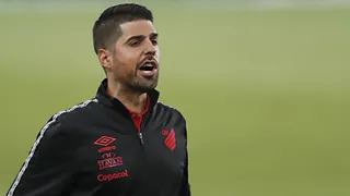 Oliveira minimiza dificuldades do Athletico e cita tropeços de Palmeiras e Cruzeiro