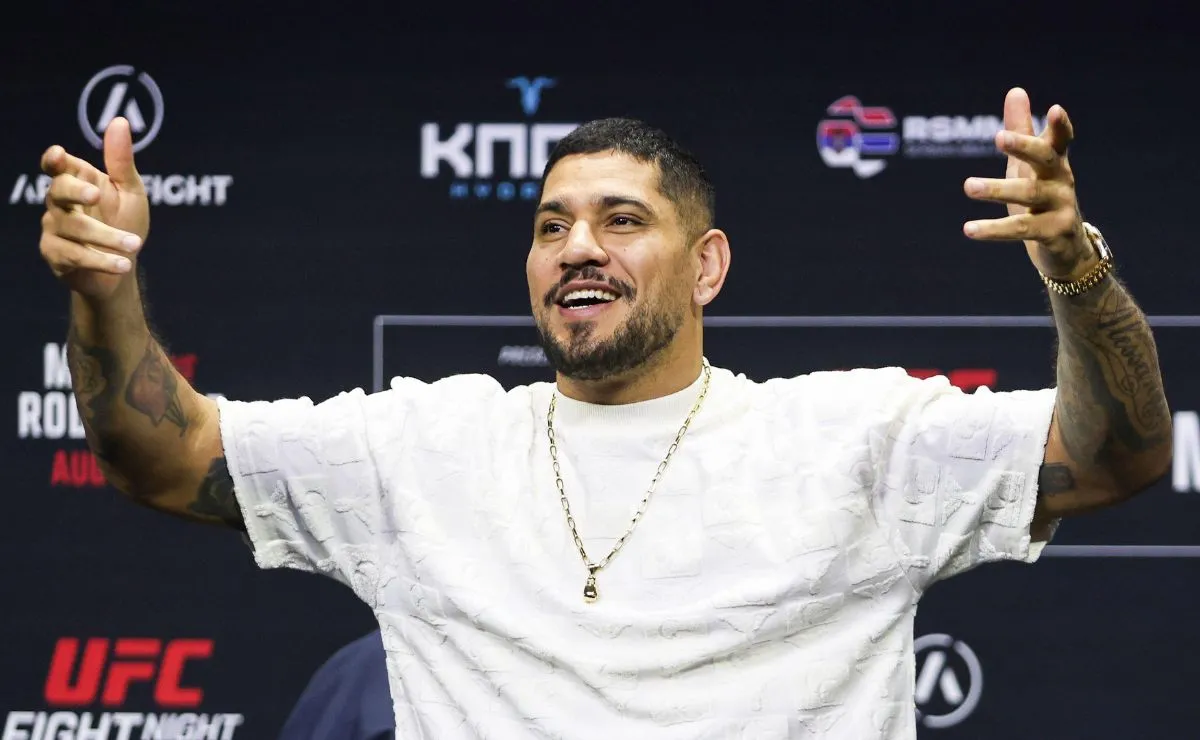 Alex Poatan durante evento do UFC após derrota para Ciryl Gane
