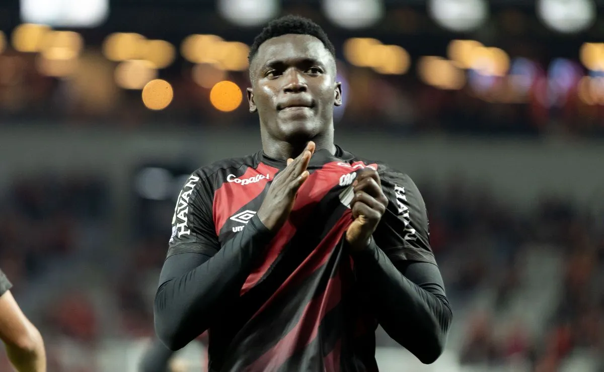 Kevin Viveros comemora gol pelo Athletico durante partida do Brasileirão