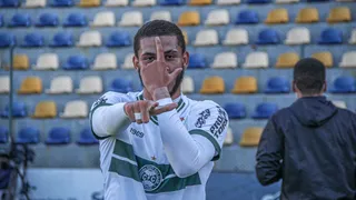 Goleiro pega pênalti e Coritiba empata com o Inter na ida da semifinal