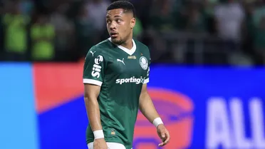 Vitor Roque estreia no Palmeiras, protagoniza lance polêmico e chega a marca histórica no futebol brasileiro