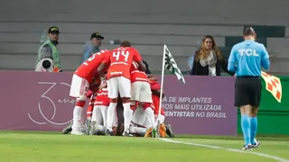 Coxa perde para o Inter em casa, segue na lanterna e afunda em crise no Brasileirão