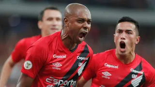 Mais adiantado, Fernandinho se torna destaque ofensivo do Athletico