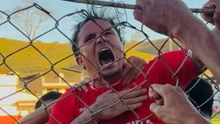 Atacante ex-Coritiba vira artilheiro na várzea e “comemora” com X-Bacon