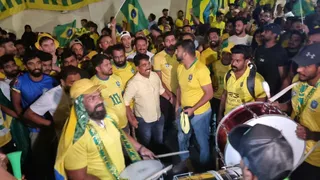Massa indiana incendeia chegada da seleção a Doha e “desafina” coro brasileiro