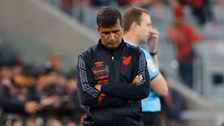 Torcida do Athletico volta a pedir saída de Wesley Carvalho: “fora estagiário”; técnico responde