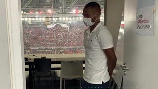 Despedida? Nikão assiste jogo em cabine e ouve último apelo da torcida: “Fica”