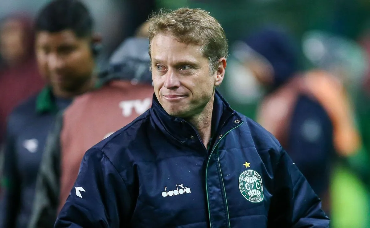 O técnico Fernando Seabra observa a partida no banco de reservas durante a derrota do Coritiba para o Palmeiras, no Couto Pereira, pela 19ª rodada do Campeonato Brasileiro.